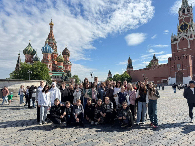 Окончание учебного года учащиеся нашей школы отметили поездкой в город Москву.